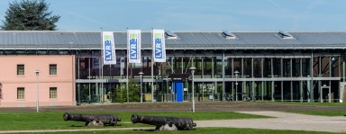 Front LVR-Niederrheinmuseum Wesel mit drei LVR-Fahnen auf dem Zitadellen-Platz