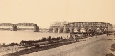 Zeichnung mit Rhein auf der linken Seite, daneben ein Weg, im Hintergrund verschiedene Brücken