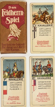 Kartenspiel mit Hülle und drei Spielkarten mit Soldaten zu Pferde