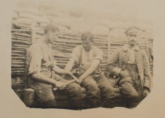 Drei Soldaten im Schützengraben