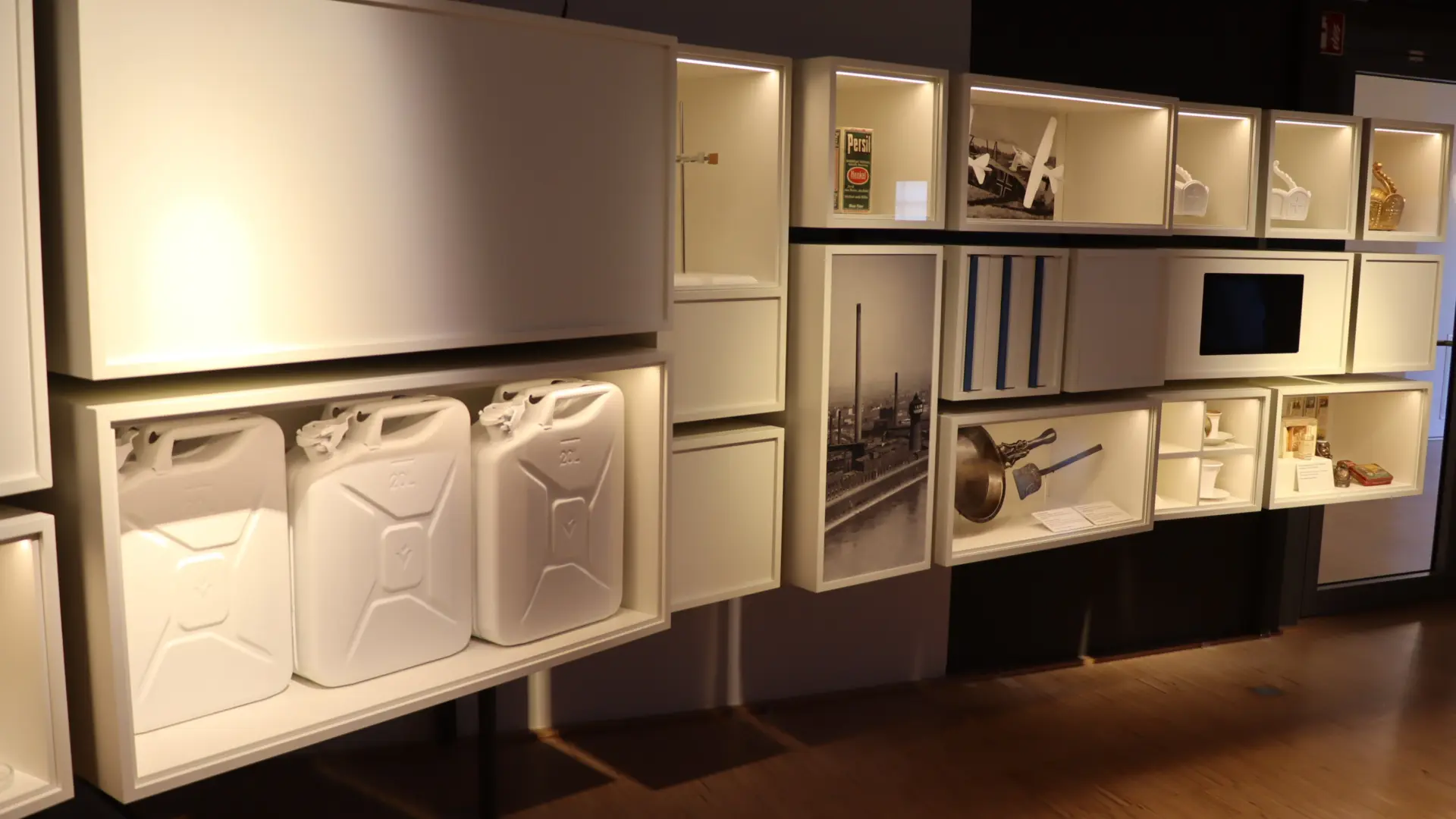 Ein Regal mit unterschiedlich großen Fächern, die mit verschiedenen Artikeln befüllt sind