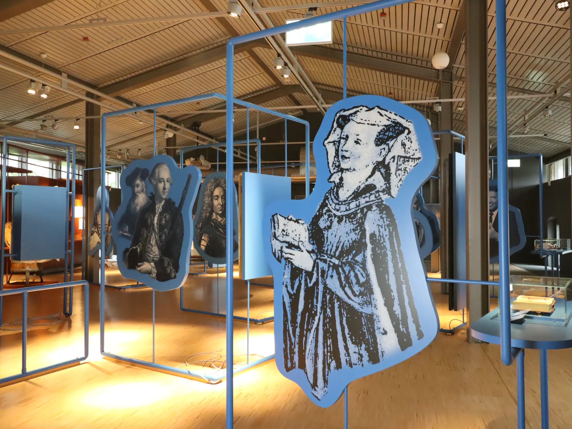 Eine Frauenzeichnung auf einer Platte, die an einem Gestänge befestigt ist