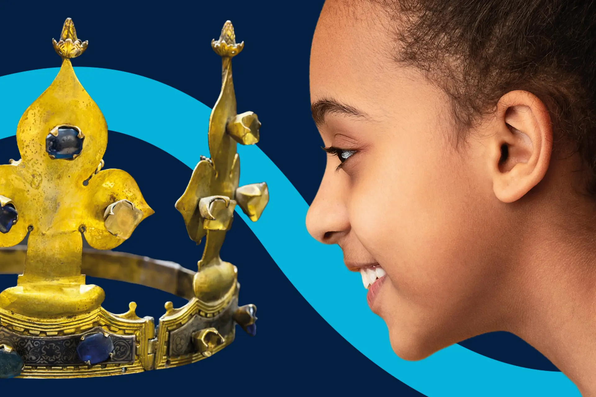 Das Bild zeigt das Gesicht eines Mädchens, welches auf eine historische Krone schaut. In einem Textfeld auf der Krone steht Neueröffnung am Niederrhein! Alles neu! Kultur- und Erdgeschichte zum Anfassen für Groß und Klein.