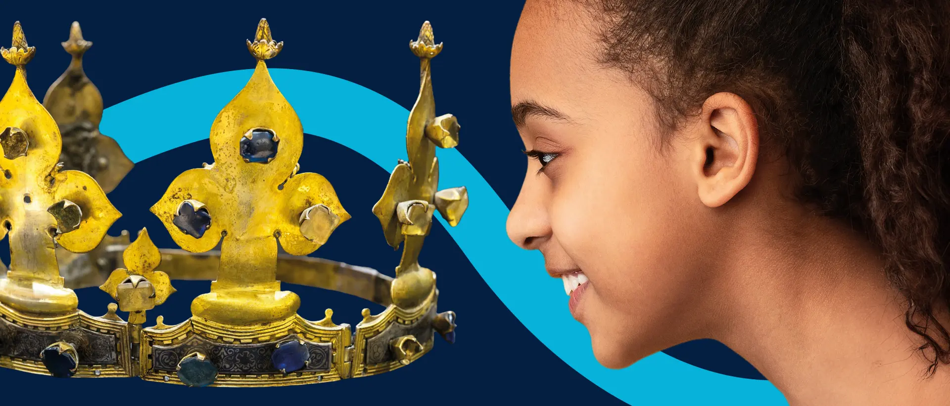 Das Bild zeigt das Gesicht eines Mädchens, welches auf eine historische Krone schaut. In einem Textfeld auf der Krone steht Neueröffnung am Niederrhein! Alles neu! Kultur- und Erdgeschichte zum Anfassen für Groß und Klein.